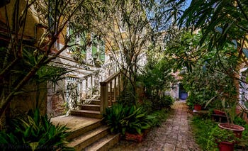 Il cortile-giardino comune della casa in cui si trova l'appartamento San Marziale