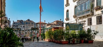 Il Traghetto e la fermata delle gondole di San Giglio a Venezia, Italia
