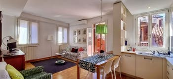 Il soggiorno sala da pranzo e la cucina dell'appartamento Fenice Terrazza a Venezia, Italia