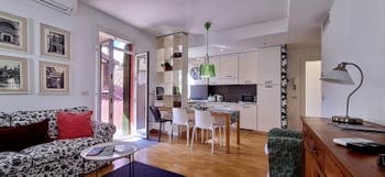 Il soggiorno sala da pranzo e la cucina dell'appartamento Fenice Terrazza a Venezia, Italia