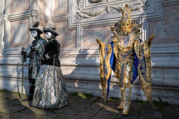 I figuranti del carnevale di Venezia davanti alla chiesa di San Zaccaria