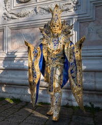 I figuranti del carnevale di Venezia davanti alla chiesa di San Zaccaria