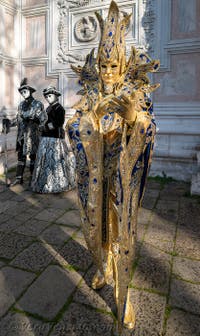 I figuranti del carnevale di Venezia davanti alla chiesa di San Zaccaria