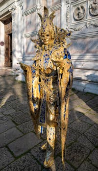 I figuranti del carnevale di Venezia davanti alla chiesa di San Zaccaria