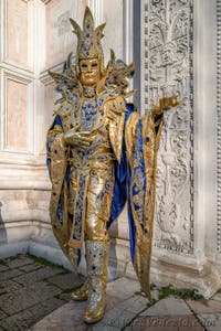 I figuranti del carnevale di Venezia davanti alla chiesa di San Zaccaria