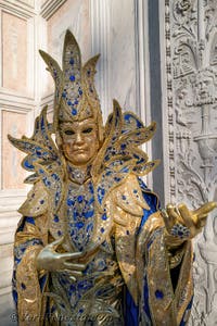 I figuranti del carnevale di Venezia davanti alla chiesa di San Zaccaria