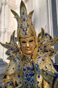 I figuranti del carnevale di Venezia davanti alla chiesa di San Zaccaria