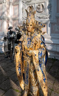 I figuranti del carnevale di Venezia davanti alla chiesa di San Zaccaria