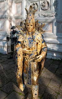 I figuranti del carnevale di Venezia davanti alla chiesa di San Zaccaria