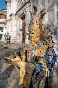 I figuranti del carnevale di Venezia davanti alla chiesa di San Zaccaria