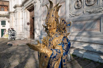 I figuranti del carnevale di Venezia davanti alla chiesa di San Zaccaria