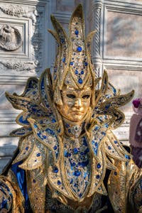 I figuranti del carnevale di Venezia davanti alla chiesa di San Zaccaria