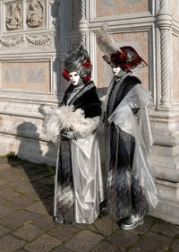 I figuranti del carnevale di Venezia davanti alla chiesa di San Zaccaria