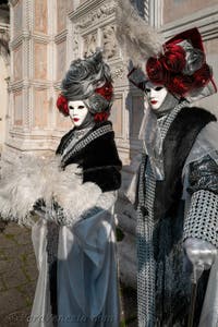 I figuranti del carnevale di Venezia davanti alla chiesa di San Zaccaria