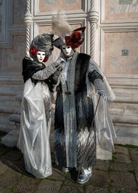 I figuranti del carnevale di Venezia davanti alla chiesa di San Zaccaria