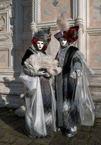 I figuranti del carnevale di Venezia davanti alla chiesa di San Zaccaria