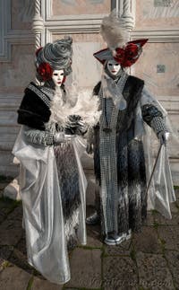 I figuranti del carnevale di Venezia davanti alla chiesa di San Zaccaria