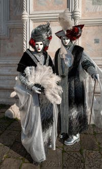 I figuranti del carnevale di Venezia davanti alla chiesa di San Zaccaria