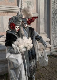 I figuranti del carnevale di Venezia davanti alla chiesa di San Zaccaria