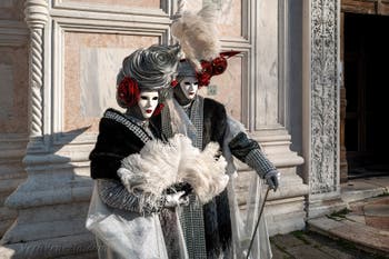 I figuranti del carnevale di Venezia davanti alla chiesa di San Zaccaria