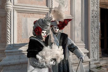 I figuranti del carnevale di Venezia davanti alla chiesa di San Zaccaria