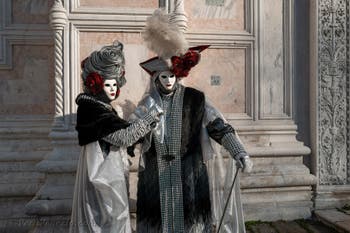 I figuranti del carnevale di Venezia davanti alla chiesa di San Zaccaria