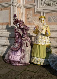 I figuranti del carnevale di Venezia davanti alla chiesa di San Zaccaria