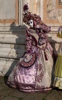 I figuranti del carnevale di Venezia davanti alla chiesa di San Zaccaria