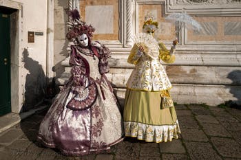 I figuranti del carnevale di Venezia davanti alla chiesa di San Zaccaria