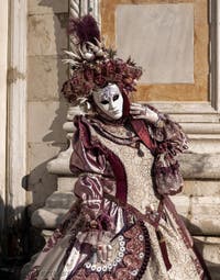 I figuranti del carnevale di Venezia davanti alla chiesa di San Zaccaria