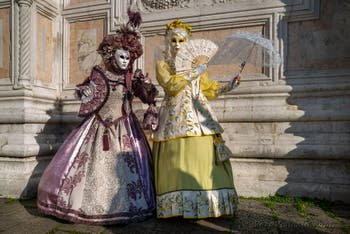 I figuranti del carnevale di Venezia davanti alla chiesa di San Zaccaria