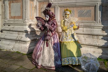 I figuranti del carnevale di Venezia davanti alla chiesa di San Zaccaria