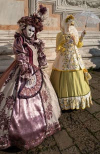 I figuranti del carnevale di Venezia davanti alla chiesa di San Zaccaria