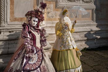 I figuranti del carnevale di Venezia davanti alla chiesa di San Zaccaria