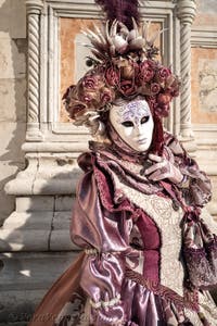 I figuranti del carnevale di Venezia davanti alla chiesa di San Zaccaria