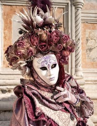 I figuranti del carnevale di Venezia davanti alla chiesa di San Zaccaria