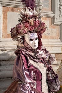 I figuranti del carnevale di Venezia davanti alla chiesa di San Zaccaria