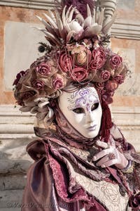 I figuranti del carnevale di Venezia davanti alla chiesa di San Zaccaria