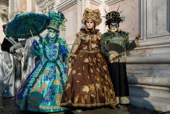 I figuranti del carnevale di Venezia davanti alla chiesa di San Zaccaria