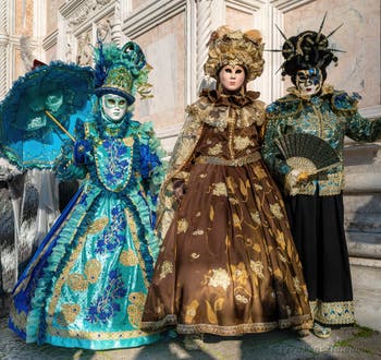 I figuranti del carnevale di Venezia davanti alla chiesa di San Zaccaria