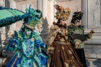 I figuranti del carnevale di Venezia davanti alla chiesa di San Zaccaria