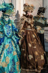 I figuranti del carnevale di Venezia davanti alla chiesa di San Zaccaria