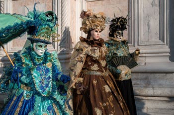 I figuranti del carnevale di Venezia davanti alla chiesa di San Zaccaria