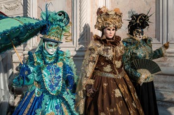 I figuranti del carnevale di Venezia davanti alla chiesa di San Zaccaria