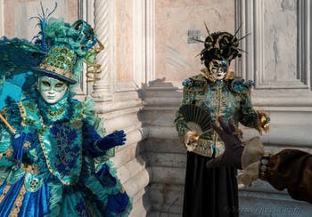 I figuranti del carnevale di Venezia davanti alla chiesa di San Zaccaria