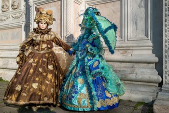 I figuranti del carnevale di Venezia davanti alla chiesa di San Zaccaria