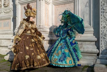 I figuranti del carnevale di Venezia davanti alla chiesa di San Zaccaria