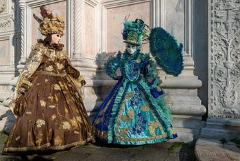 I figuranti del carnevale di Venezia davanti alla chiesa di San Zaccaria