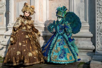 I figuranti del carnevale di Venezia davanti alla chiesa di San Zaccaria