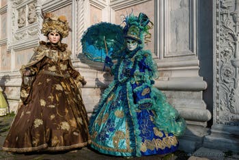 I figuranti del carnevale di Venezia davanti alla chiesa di San Zaccaria